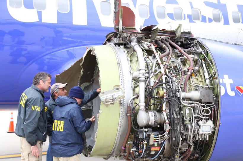 Motorul unui avion de pasageri a explodat în plin zbor. 13 pasageri au fost răniți, unul a decedat