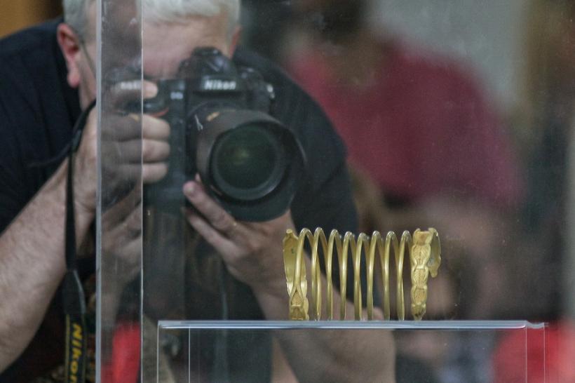 GALERIE FOTO - Muzeul Naţional de Istorie prezintă 473 de monede şi 18 podoabe dacice din argint recuperate din Austria 18613487