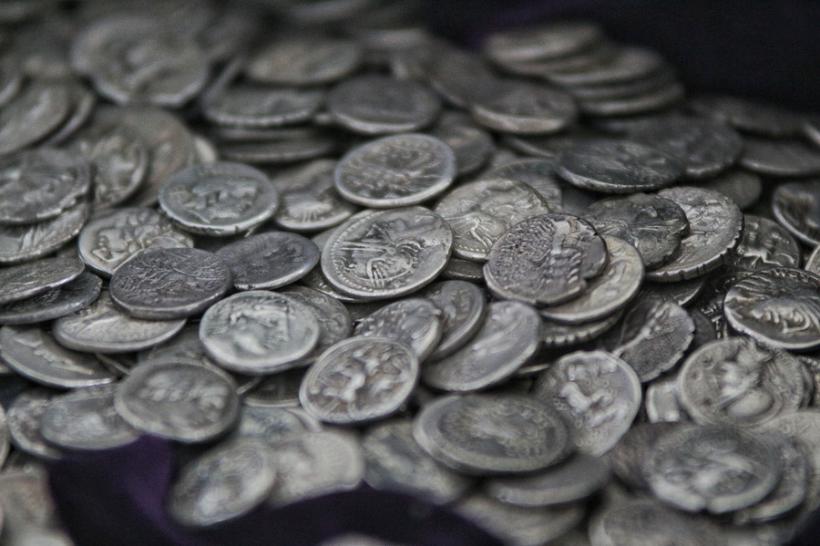 GALERIE FOTO - Muzeul Naţional de Istorie prezintă 473 de monede şi 18 podoabe dacice din argint recuperate din Austria 18613488
