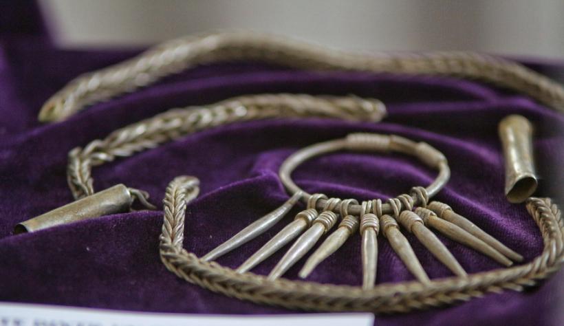 GALERIE FOTO - Muzeul Naţional de Istorie prezintă 473 de monede şi 18 podoabe dacice din argint recuperate din Austria 18613492