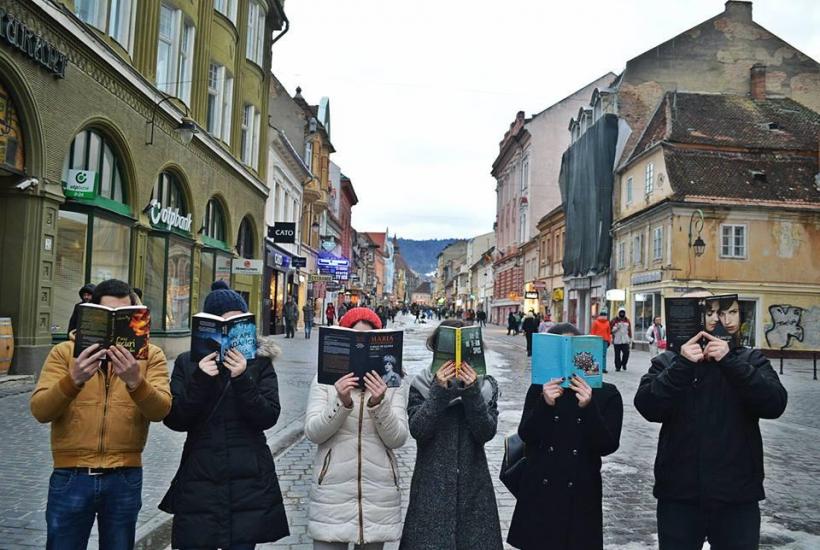 Lanţ uman de Cartea Recordurilor la Brașov, unde fiecare participant a citit o frază din romanul ''Desculţ'' 