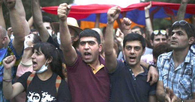 Zeci de persoane arestate la Erevan în cea de-a zecea zi de proteste în Armenia 