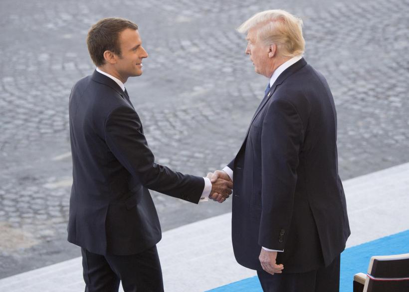 Macron, primit la Casa Albă cu 21 de salve de tun