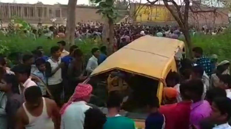 13 copii au murit în India, după ce microbuzul care îi transporta la şcoală a fost lovit de un tren