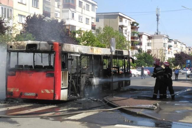Alertă în Arad! Un autobuz a ars aproape complet după ce a luat foc în trafic