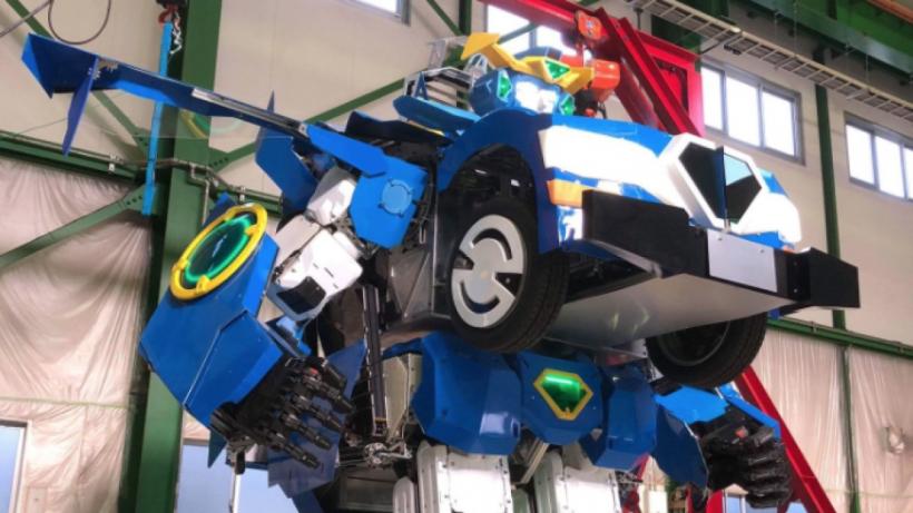 VIDEO Japoniezii au un robot care se transforma in masina