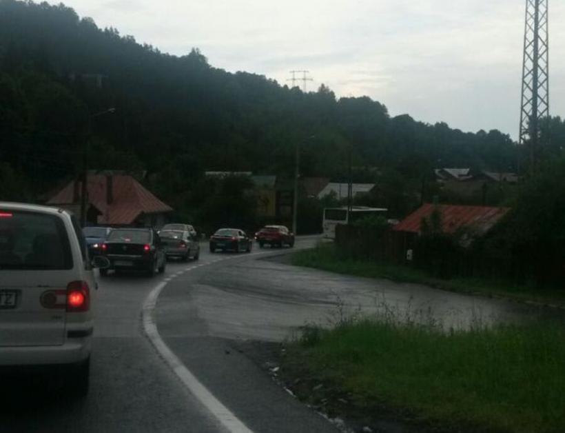 Trafic rutier îngreunat la Comarnic din cauza ploii torențiale