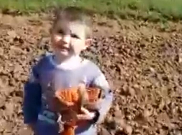 VIDEO - Momentul emoționant în care un voluntar găsește băiețelul dispărut
