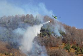 Pompierii continuă misiunea de stingere a incendiului din Domogled