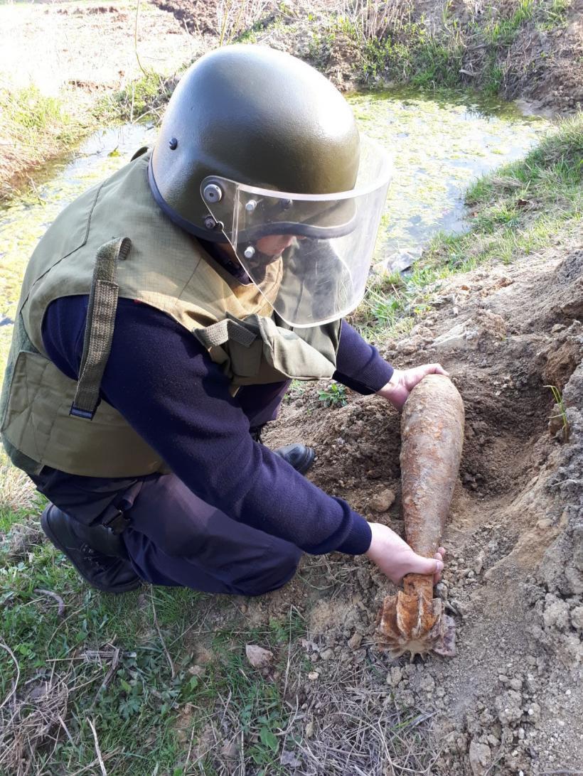 Descoperire teribilă la Botoşani! O bombă de aruncător a fost găsită în localitatea Cişmea 