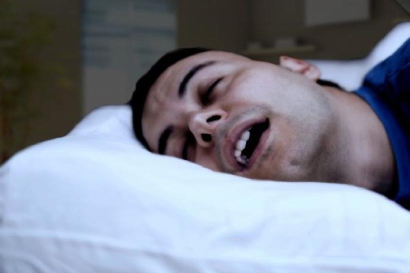 Cercetătorii au aflat de ce unele persoane vorbesc în somn