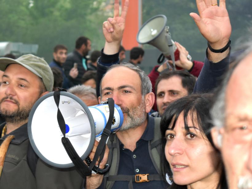 Criză politică în Armenia. Protestatarii au blocat mai multe artere rutiere în capitala Erevan şi şoseaua spre aeroport
