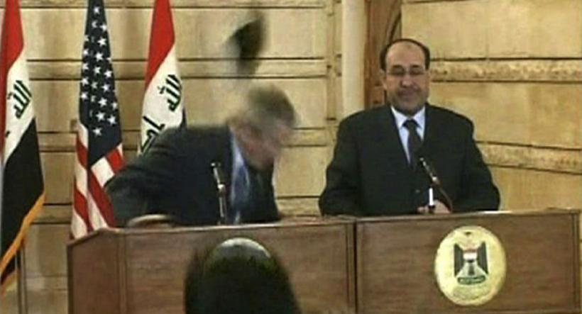 Jurnalistul care şi-a aruncat pantofii în George W. Bush candidează la parlamentare în Irak