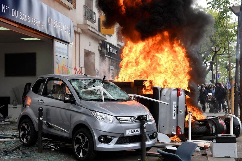 VIDEO - GALERIE FOTO. Incidente violente în Paris de 1 mai. 109 persoane au fost arestate