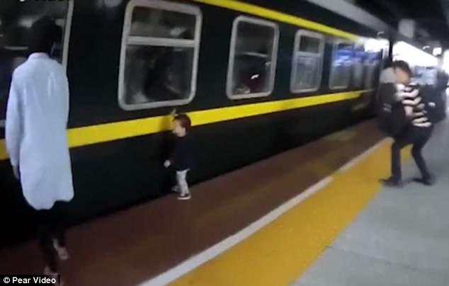 VIDEO. O fetiţă a căzut în spaţiul dintre peron şi tren în China