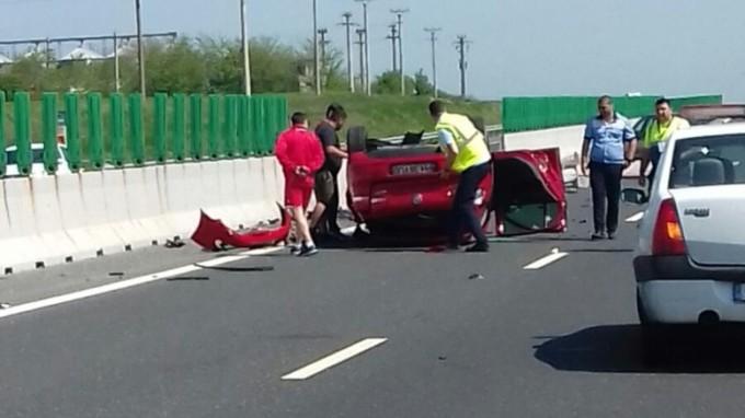 Accident grav la Constanţa! O şoferiţă s-a răsturnat cu maşina pe A1