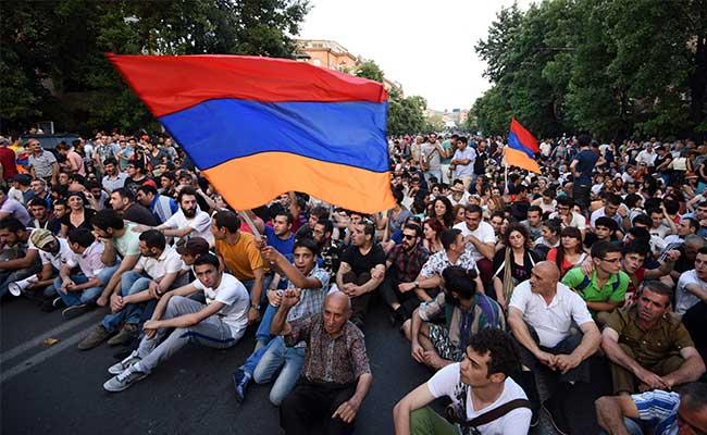 Revoluție la Erevan. Alertă de grad zero la Moscova