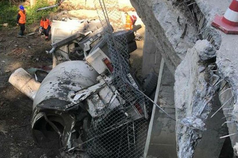 Un șofer a murit după ce a căzut cu betoniera de pe un pod