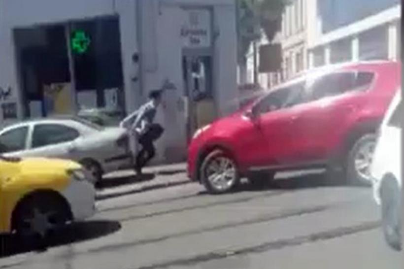 Video - Șoferul care a împins un pieton cu mașina, anchetat pentru tentativă de omor