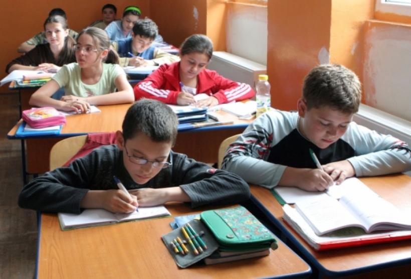 Luni încep evaluările naţionale. Elevii clasei a II-a susţin probele scrise la limba română şi limba maternă 