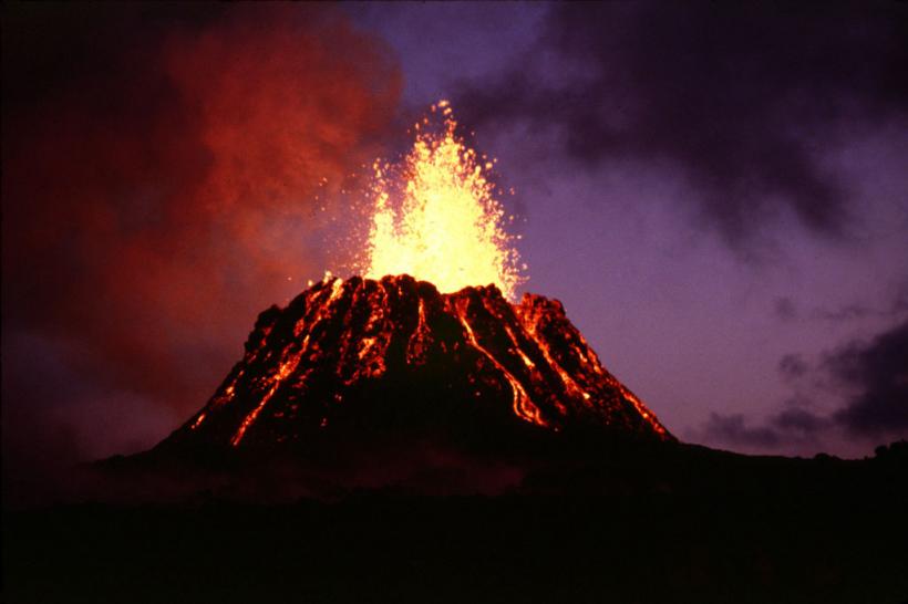 VIDEO. Vulcanul Kilauea din Hawaii a erupt. 10.000 de persoane au fost evacuate