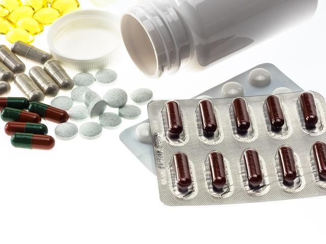 AVERTISMENT: Nu lasati medicamentele la indemana adolescentilor!