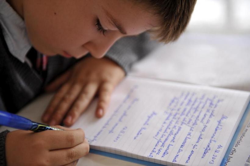 Evaluarea Națională începe astăzi. Elevii de clasa a II-a susţin probele scrise la limba română şi limba maternă