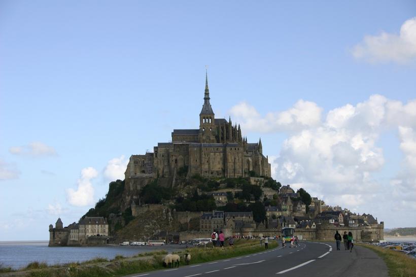 Muntele Saint-Michel din Franța a fost „invadat” de pisici
