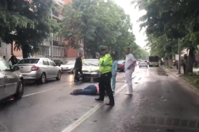 VIDEO - Accident deosebit de grav în centrul Constanței. O femeie agonizează pe asfalt