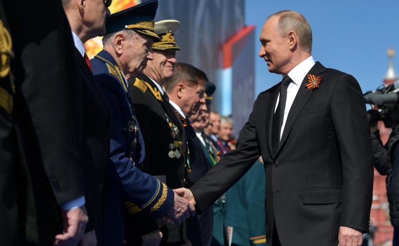 GALERIE FOTO - Vladimir Putin la parada din Piaţa Roşie: Rusia, deschisă dialogului privind problemele de securitate în lume 18615814