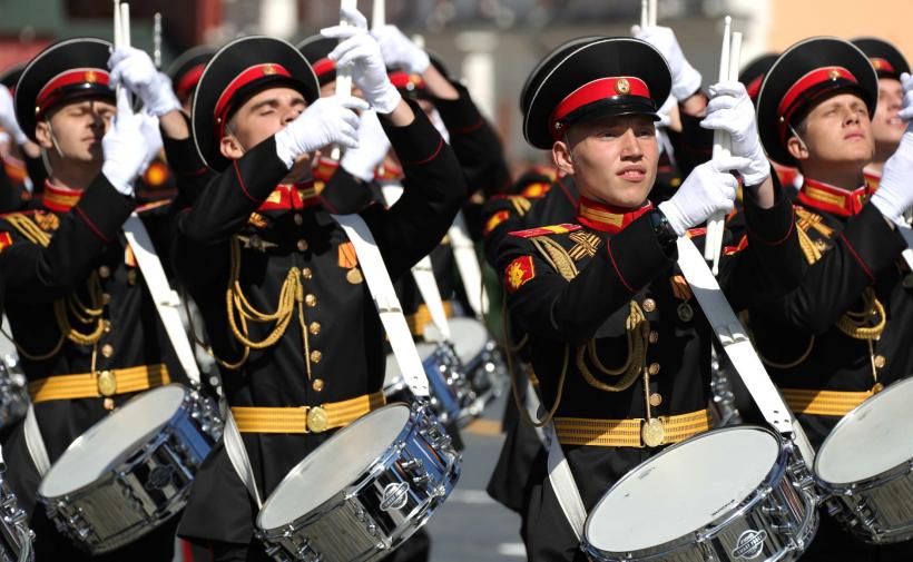 GALERIE FOTO - Vladimir Putin la parada din Piaţa Roşie: Rusia, deschisă dialogului privind problemele de securitate în lume 18615825