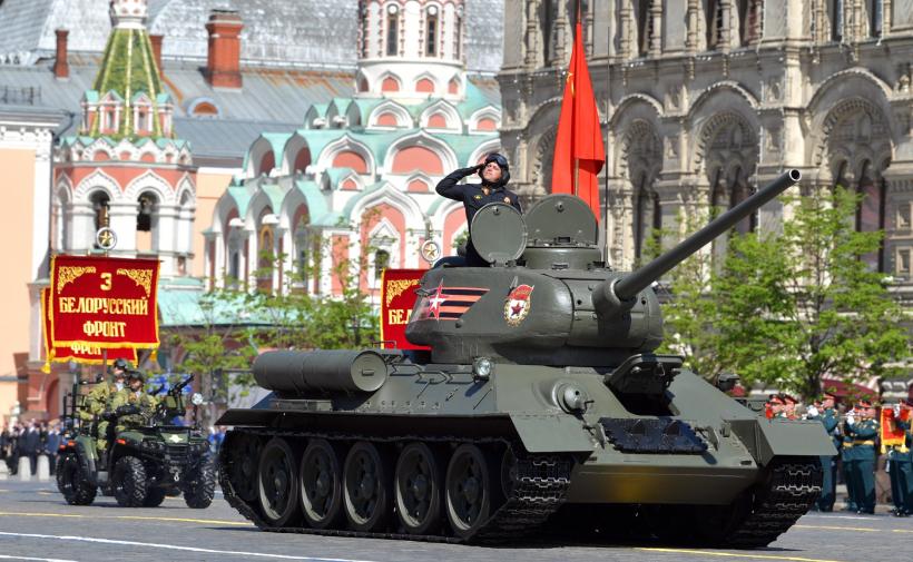 GALERIE FOTO - Vladimir Putin la parada din Piaţa Roşie: Rusia, deschisă dialogului privind problemele de securitate în lume 18615836