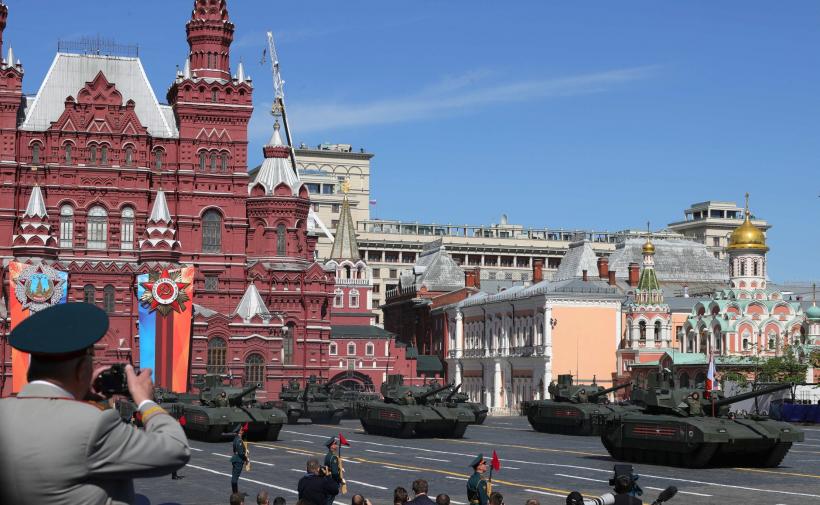 GALERIE FOTO - Vladimir Putin la parada din Piaţa Roşie: Rusia, deschisă dialogului privind problemele de securitate în lume 18615841