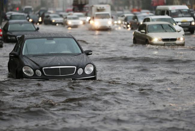 Dezastru la Constanţa! Străzi, drumuri naţionale şi case inundate în urma precipitaţiilor abundente