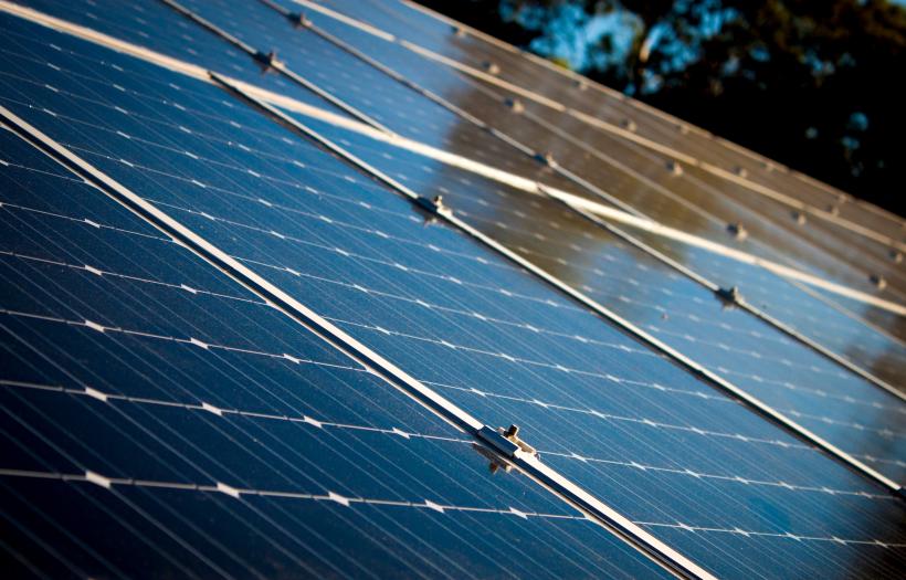 Panourile solare devin obligatorii pe noile clădiri rezidenţiale din California