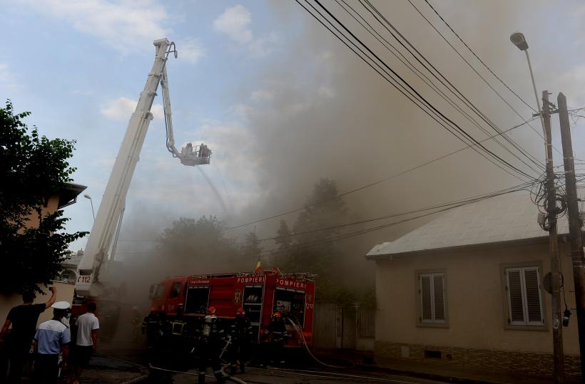 GALERIE FOTO - Incendiu puternic în  Sectorul 2 al Capitalei. O persoană are arsuri pe 40% din suprafața corpului
