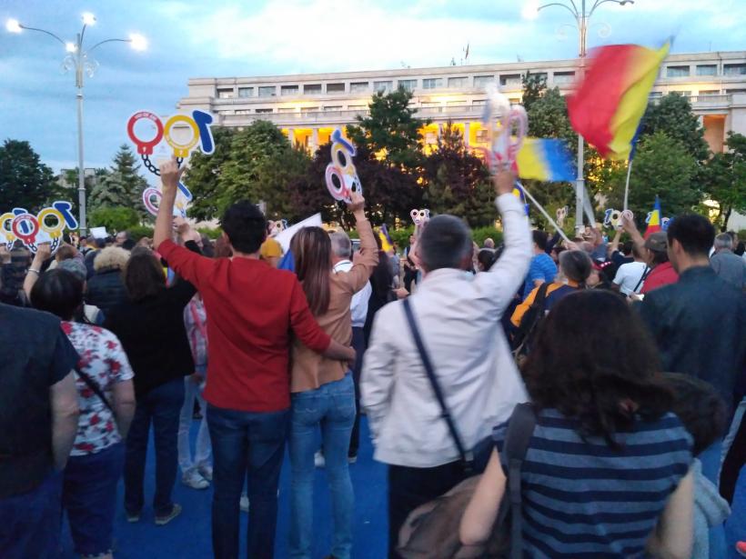 Peste 2.000 de persoane protestează în Piața Victoriei 18616163