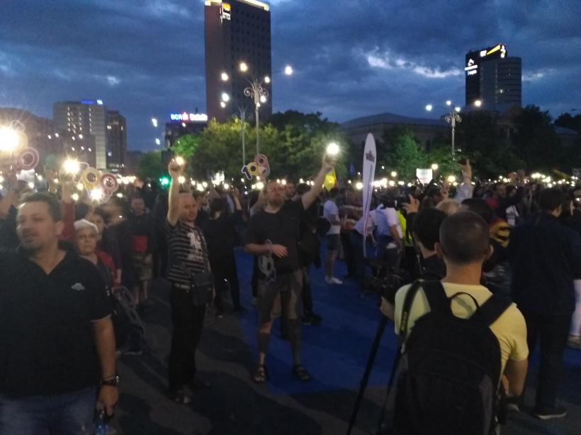 Peste 2.000 de persoane protestează în Piața Victoriei 18616164