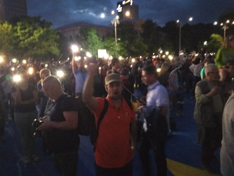 Peste 2.000 de persoane protestează în Piața Victoriei 18616165