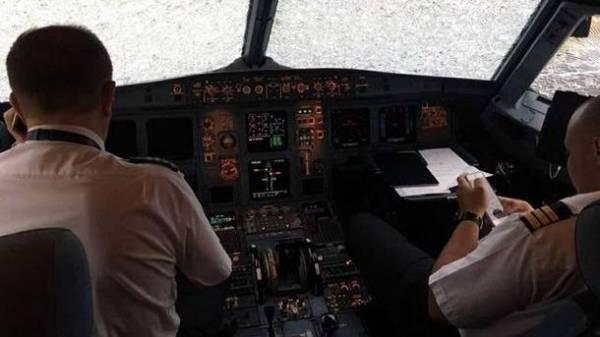 Haos în aer! Un copilot a fost rănit după ce cabina unui Airbus s-a rupt în zbor