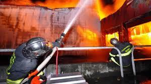Incendiu puternic la secţia unei fabrici de îmbuteliere a lichidului de parbriz, la Miercurea Ciuc