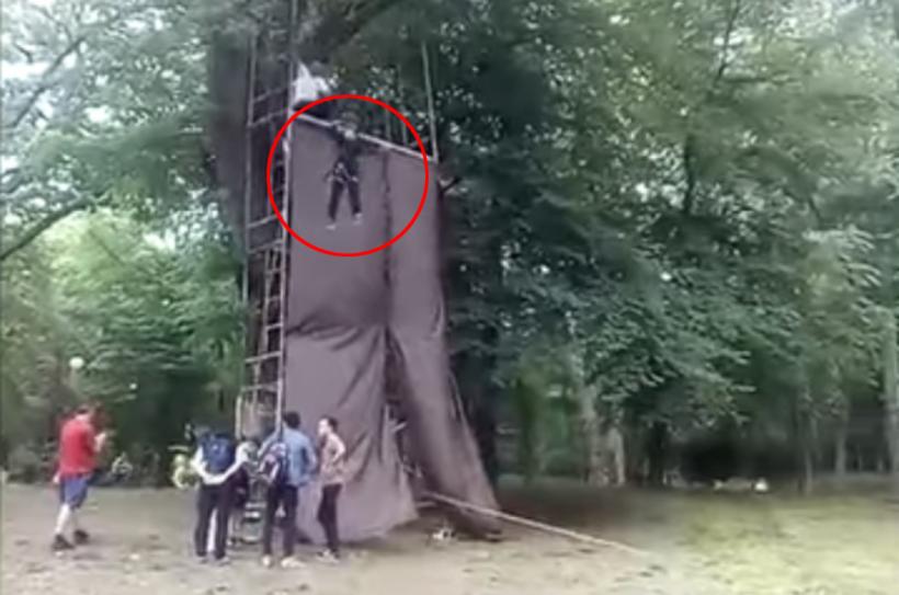 VIDEO - Un copil de 10 ani a căzut de la 8 metri din cauza unei tiroliene lipite cu scoci
