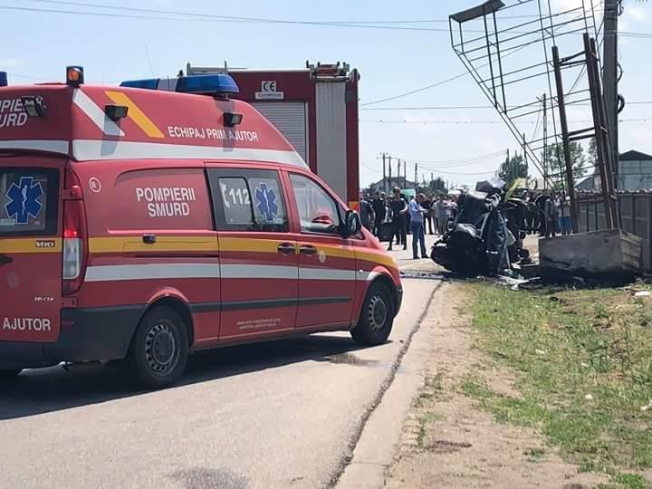 Accident TERIBIL în Olt. Sunt trei morţi şi doi răniţi, după ce maşina a intrat în panoul de bun venit