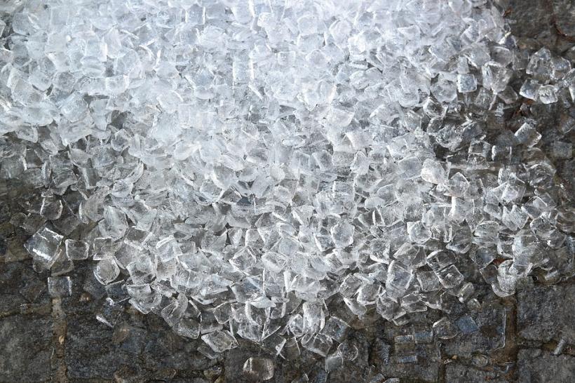 Cuburi de gheață, retrase de la vânzare din cauza infestării cu bacterii periculoase
