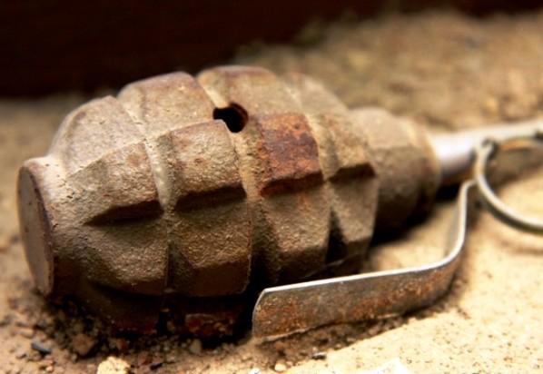 Descoperire teribilă la Botoşani! O grenadă de mână, găsită pe marginea unui drum