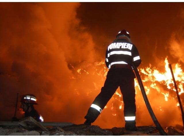 Incendiu cu degajări mari de fum la un centru de dezmembrări auto din Pleaşa