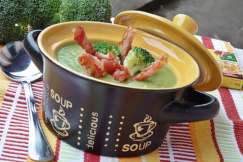 Reţeta zilei: Supă cremă de broccoli cu sticksuri de bacon