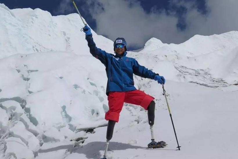 Un alpinist cu ambele picioare amputate a reuşit să urce pe Muntele Everest