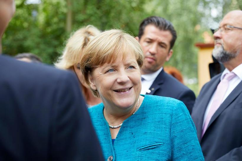 Angela Merkel sare in apararea industriei auto