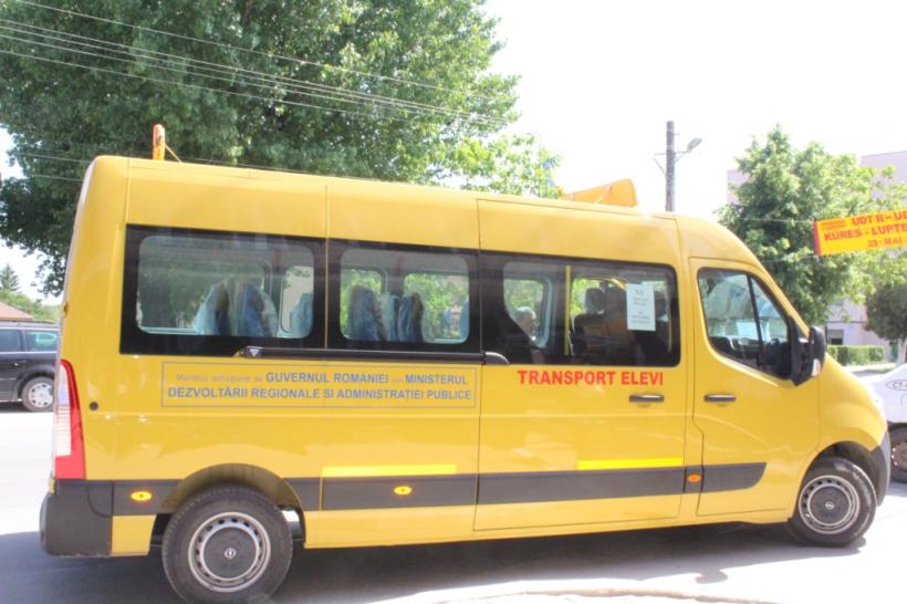 Mai mulţi copii au fost  transportaţi la spital, în urma unui accident dintre un microbuz cu elevi şi un autoturism